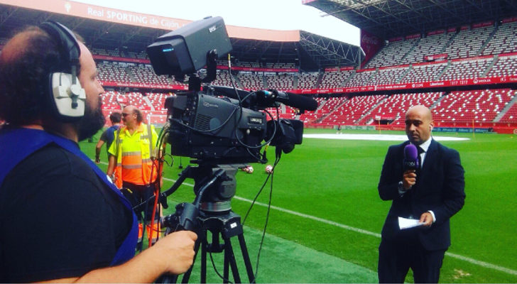 Ricardo Rosety a pie de campo en El Molinón
