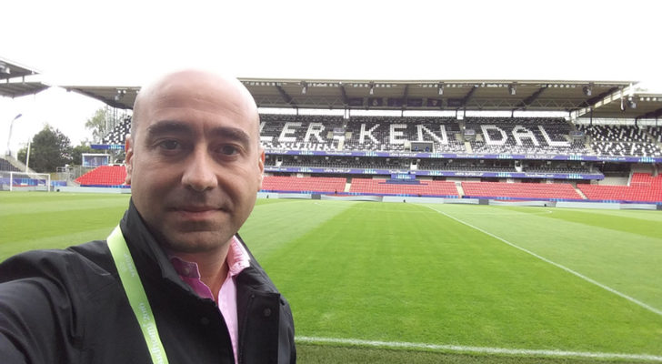 Ricardo Rosety en Noruega a pie de campo representando a beIN Sports
