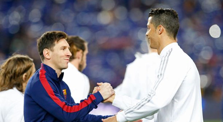 Leo Messi y Cristiano Ronaldo saludándose antes del partido