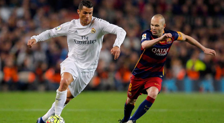Cristiano Ronaldo e Iniesta durante una disputa con el balón en un Clásico
