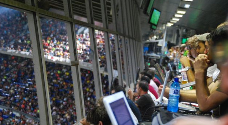 Medios de comunicación en el Camp Nou informando sobre El Clásico
