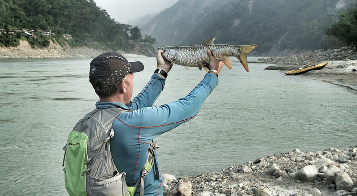Kike Calleja levantando un pez en 'Un paseo por el bosque de Guisando'