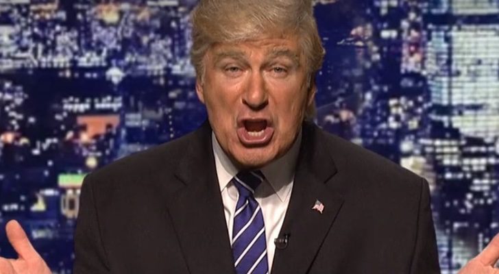El actor Alec Baldwin imitando al presidente de Estados Unidos Donald Trump