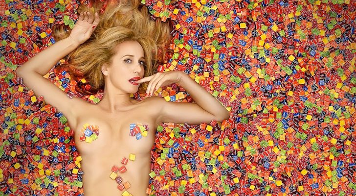 Mar Regueras, desnuda, en la portada de su libro, "El amor y su puta madre"