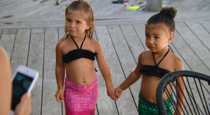 Las pequeñas North y Penélope, vestidas de sirenas