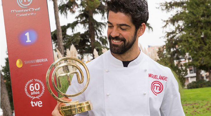 Miguel Ángel Muñoz con el trofeo de &#39;MasterChef Celebrity&#39;