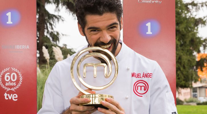 Miguel Ángel muerde el trofeo de 'MasterChef Celebrity'