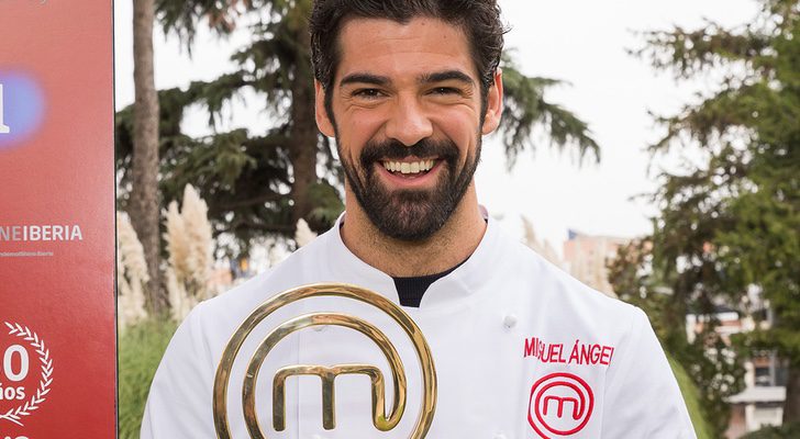 Miguel Ángel Muñoz sonríe con su premio de 'MasterChef Celebrity'