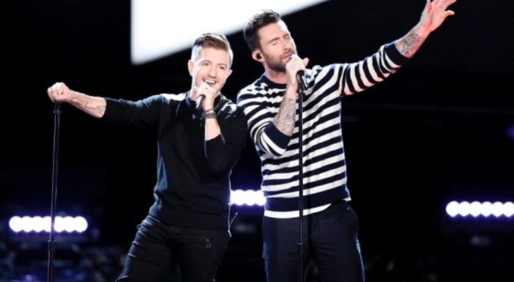 Adam Levine junto con un concursante en la final de &#39;The Voice&#39;