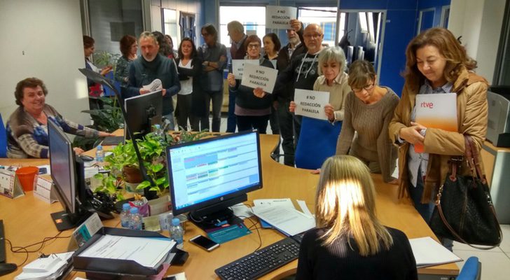 Algunos de los periodistas de TVE que han participado en este acto reivindicativo