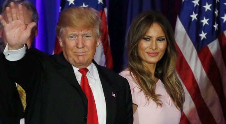 Donald Trump junto con su mujer Melania Trump saludando a los estadounidenses