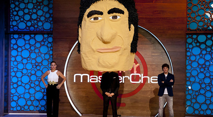 La piñata, a semejanza de un jurado, fue el elemento utilizado para repartir los delantales