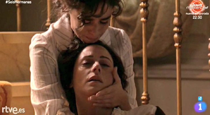 Celia Silva (Candela Serrat) sujeta el cuerpo sin vida de su amante Aurora Alarcón (Luz Valdenebro) en 'Seis Hermanas'