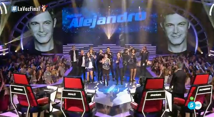 El equipo completo de Alejandro Sanz cantando su canción