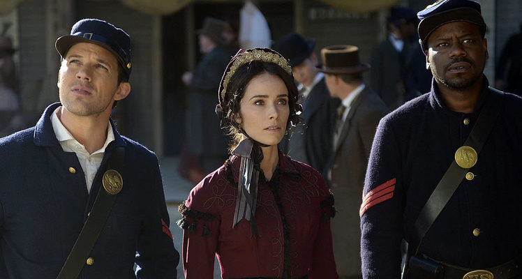 Abigail Spencer, Matt Lanter y Malcolm Barrett en 'Timeless'