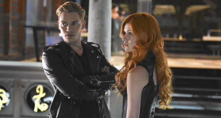 Katherine McNamara y Matthew Daddario, en la versión para TV de 'Cazadores de sombras'</p><p>