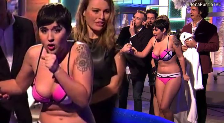 Alejandra Castelló metiéndose en una piscina en 'Hora punta'