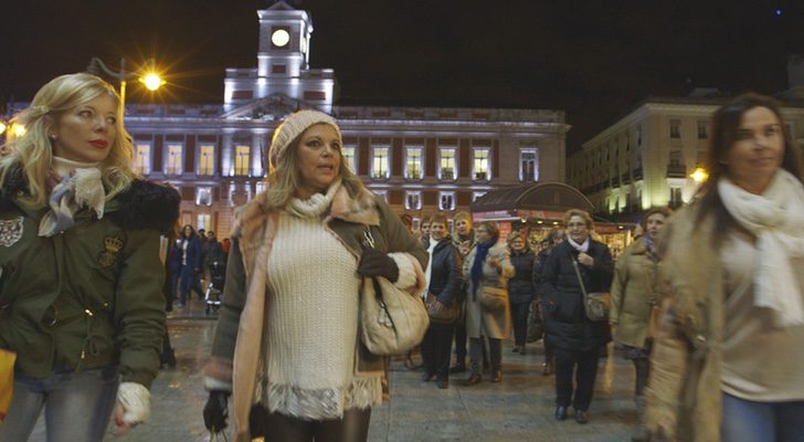 Terelu Campos paseando por la Puerta del Sol en 'Las Campos'