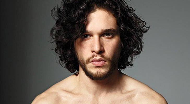 Kit Harington sin camiseta