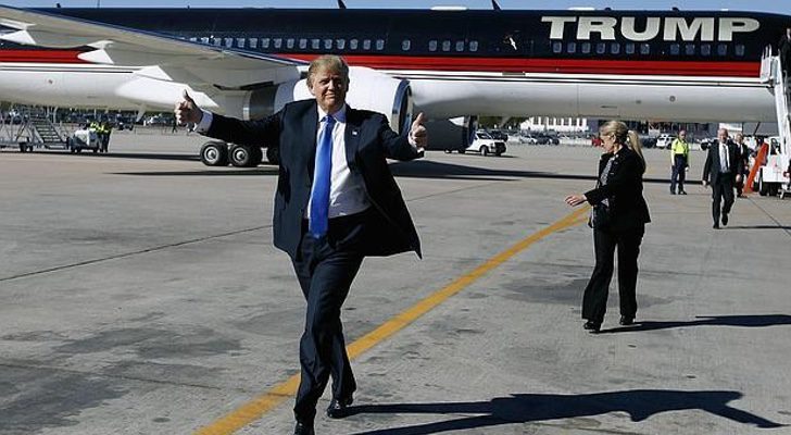 Donald Trump delante de uno de sus aviones