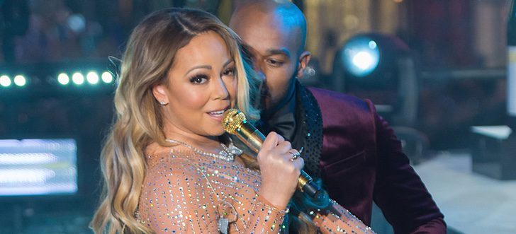 Mariah Carey muestra su figura mientras intenta no mantener la compostura en Año Nuevo de Times Square 2016-2017