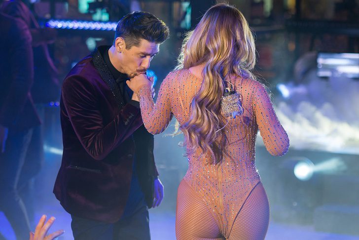 Maria Carey se baja del escenario de Times Square en NYE 2017