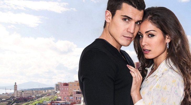 Álex González e Hiba Abouk en 'El príncipe'