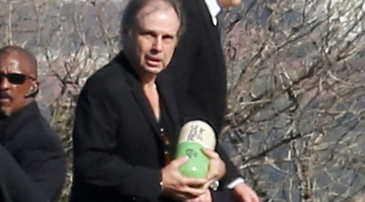 Todd Fisher con la urna de Prozac