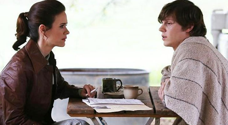 Sarah Paulson e Evan Peters en 'American Horror Story'