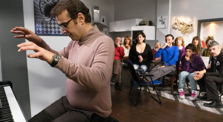 Bruno se dispone a tocar el piano a los demás vecinos en 'La que se avecina'