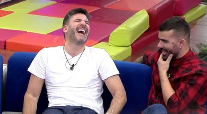 Toño ríe junto a Tutto