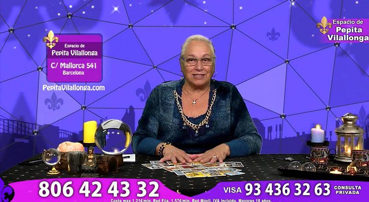 Pepita Villalonga leyendo las cartas