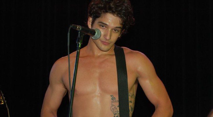 Tyler Posey (&#39;Teen Wolf&#39;), con el torso desnudo en una de sus actuaciones musicales