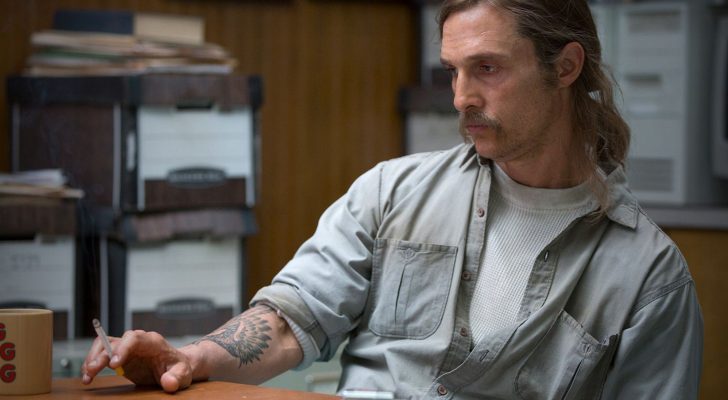 Rust Cohle (Matthew McConaughey) taciturno