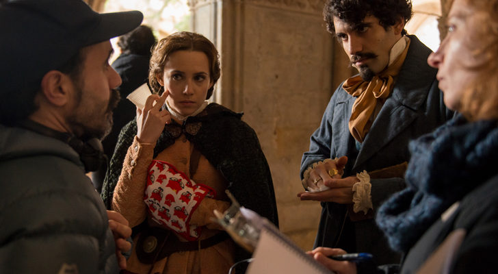 Aura Garrido y Tamar Novas en el rodaje de la tercera temporada de 'El Ministerio del Tiempo'