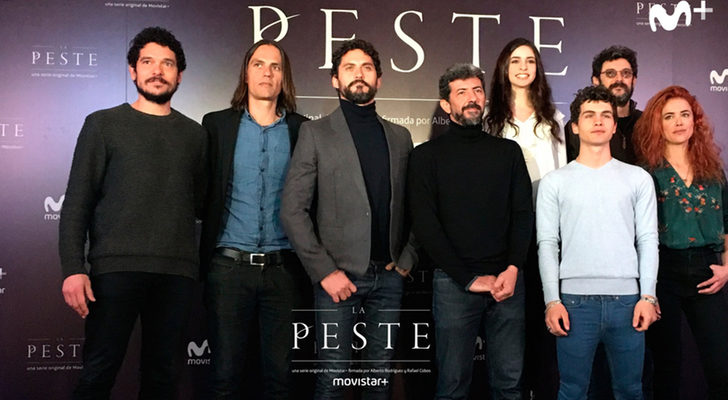 El reparto de 'La peste' junto a Alberto Rodríguez, el director