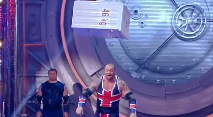 El actor Hafþór Björnsson, conocido como &quot;La Montaña&quot; en &#39;Juego de Tronos&#39;, lanzando lavadoras de 46 kilos en la versión italiana del Guiness de los Récords