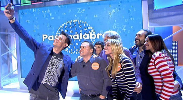 Selfie del presentador de 'Pasapalabra' con el ganador y los ayudantes