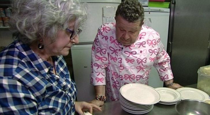 Alberto Chicote junto a Sole Álvarez, dueña del Café Zamora, en &#39;Pesadilla en la cocina&#39;