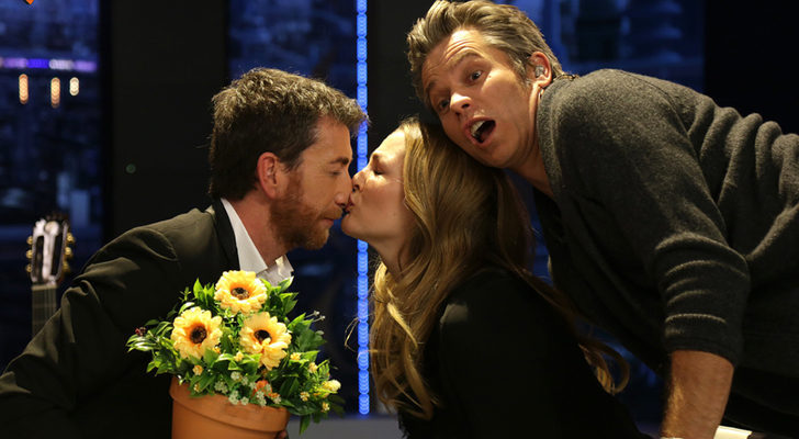 Timothy Olyphant se mete entre Drew Barrymore y Pablo Motos durante su paso por 'El Hormiguero'