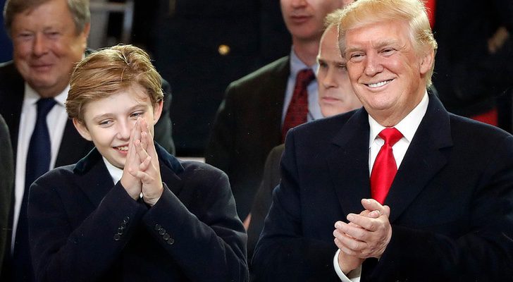 El Presidente Donald Trump acompañado por su hijo Barron