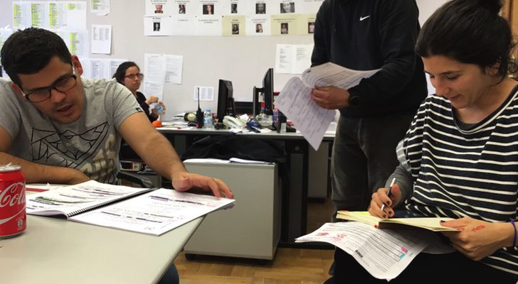 Francisco Roncal junto a Cayetana Pascual, primer ayudante de dirección, en &#39;Pulsaciones&#39;