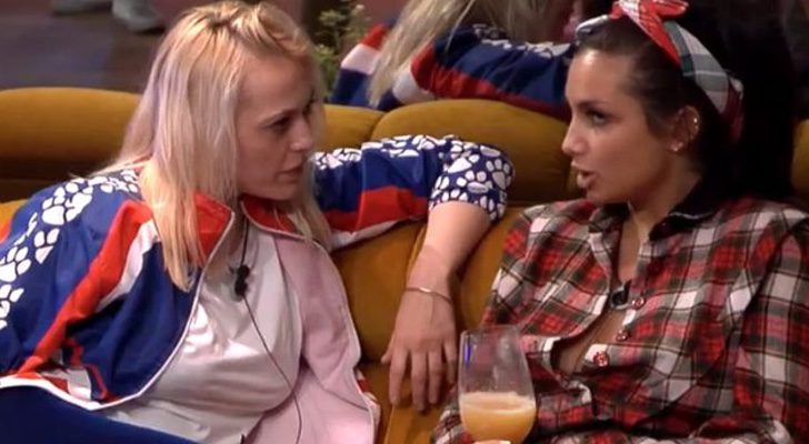 Daniela y Elettra charlando en el sofá en 'GH VIP 5'