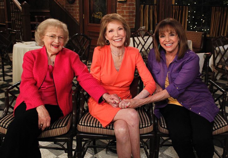 Mary Tyler Moore junto a Betty White y Valerie Harper