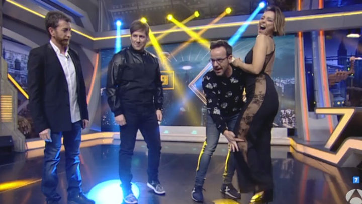 Chenoa llevó un bonito mono con transparencias al programa