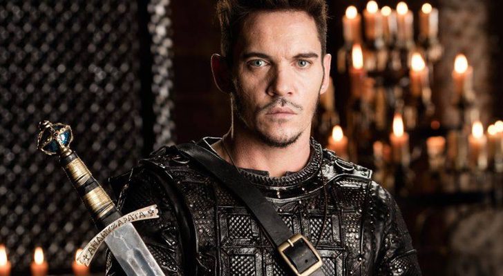 Jonathan Rhys Meyers es el obispo Heagmund en 'Vikings'