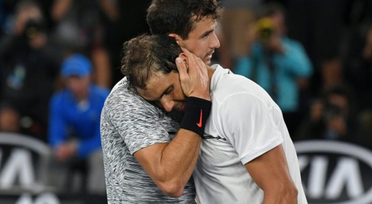 El búlgaro Grigor Dimitrov abrazando a Rafael Nadal en las semis del Open de Australia 2017