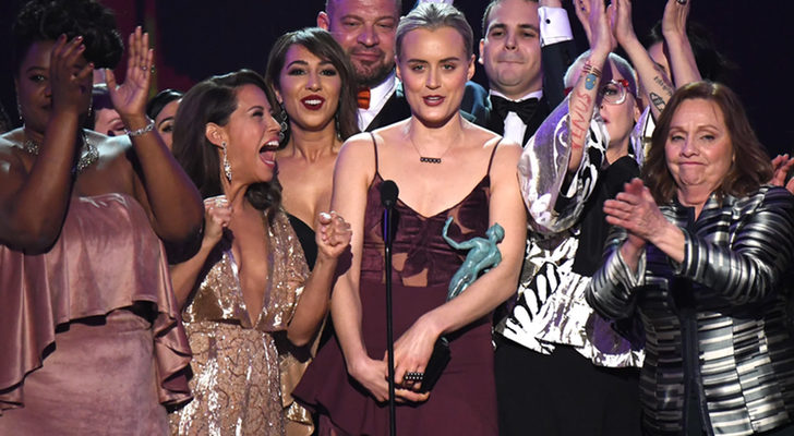 Los actores de 'Orange is the new Black' recibiendo el Premio al Mejor Elenco en una serie de comedia