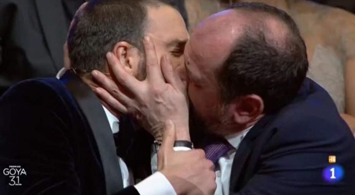 Beso de Dani Rovira y Karra Elejalde en los Goya 2017