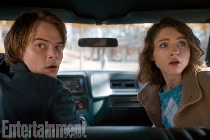 Charlie Heaton y Natalia Dyer como Jonathan y Nancy en 'Stranger Things'